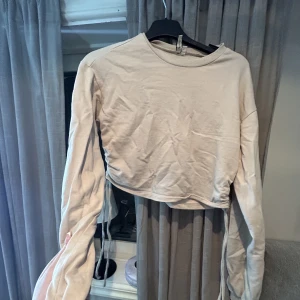Beige tröja me snörning på sidorna  - Xs-s jättefin beige tröja  