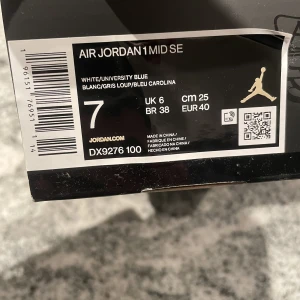 Jordan 1 mid university blue grey - Jordan 1 mids i fint skick med box 