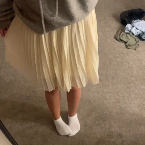 Beige kjol - Säljer denna beiga kjolen från NA-KD i storlek s💕