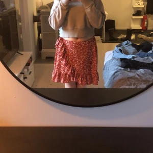 Kjol  - Fint skick storlek xs. Säljs då den inte används. 