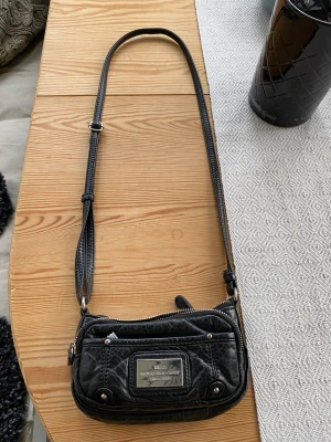 axelrems väska - en väska som knappt jag använt!!❤️