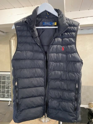 Ralph Lauren Väst - Som nyskick!  Storlek S (känns som M) Nypris 2945kr  Kvitto finns! Skick: 9/10!
