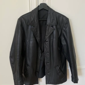 Skinnjacka äkta läder - Säljer min skinnjacka från J janbell köpt second hand. 