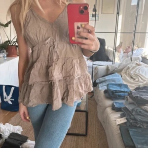 Fin topp - Säljer denn jätte fina toppen/linnet i en beige färg bra skick!