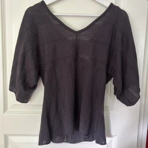 Stickad topp - Jättesöt lila/grå stickad topp från vila💗Strl L men passar mer M/S🙌🏻helt ny med lappar kvar!