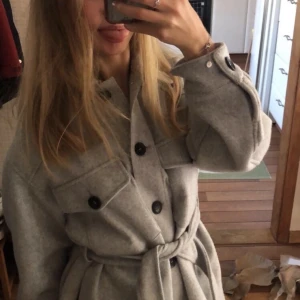 grå kappa zara - säljer min fina gråa zarakappa, perfekt till hösten!🥰