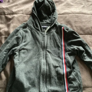 Tommy Hilfiger kofta (S) priset går att diskutera - Koftan är i bra skick, koftan är storlek S, jag är medium det är därför koftan inte passar särskilt bra i bilden. Priset går att diskutera.