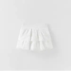 Säljer denna populära zara kjol! Storlek 152 passar xs-s! Jättebra skick!💕
