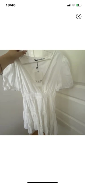 Klänning  - Helt oandvänd klänning ifrån zara, prislappen sitter fortfarande på! 