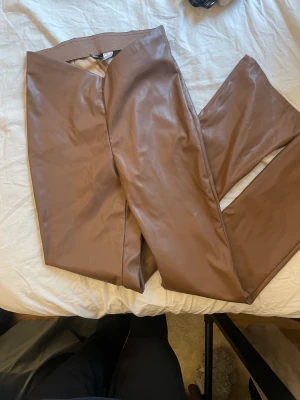 Skinnbyxor - Bruna skinnbyxor! Längst ner på byxan finns en slits.💋💋