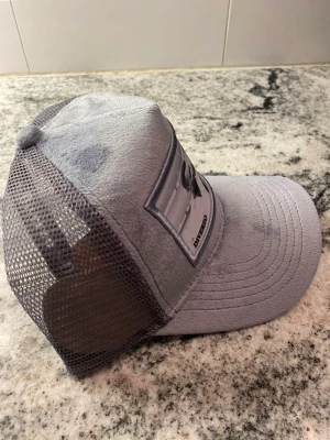 DIVERSO keps ny - Säljer en DIVERZO keps som är en bild på 2 gammla fotbolls legender helt ny bara provad i ungefär 1 minut,säljes för felköp Nypris är 600kr ungefär men sälja inte längre 