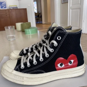 Comme des garcon skor - Säljer dessa skor de är comme des garcon x Converse använda max 10 gånger! Super fint  skick! 🖤 storlek 40!