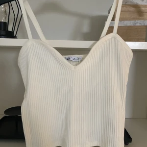 Ribbat Linne - Superfina ribbade linnen från Zara. Det krämvita är aldrig använt och har lappen kvar, det svarta är endast testat en gång men har ej lappen kvar. Storlek M men dem är väldigt små i storlekarna så snarare som S. Nypris är 169kr styck. Säljes tilsammans💕💕