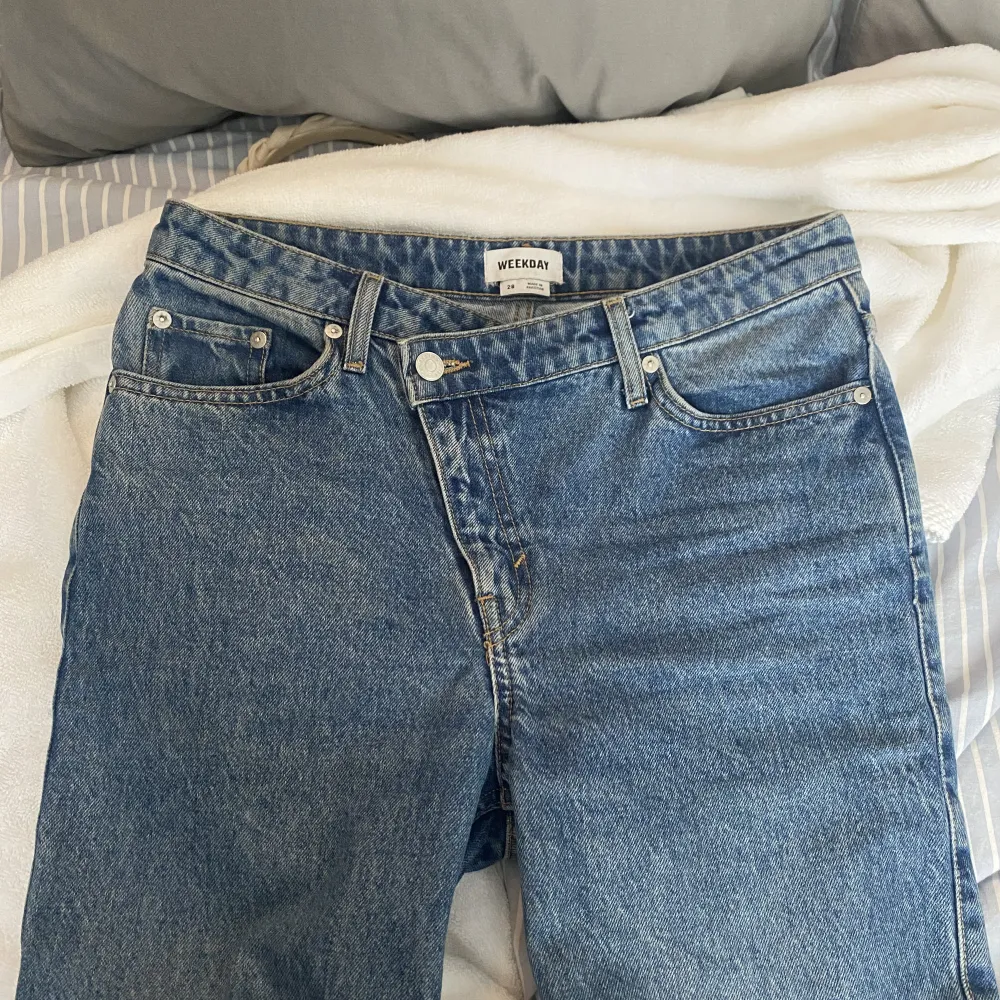 Ascoola baggy raka jeans ifrån weekday med sned knäppning! Midwaist🫶🏻bra längd på mig som är 1,72!  Lite slitna bak nertill men annars i toppenskick😇 Nypris 599:- . Jeans & Byxor.