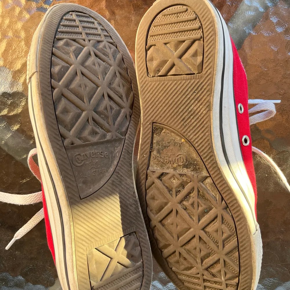Tjena, säljer nu min syrras feta Converse skor i färgen röd. Som nämnt är skorna i ett väldigt gott skick då de inte har används jättemycket, används i ca 3-4 månader. Inga djur hemma🐾 Vid frågor eller liknande är det bara att kontakta!. Skor.