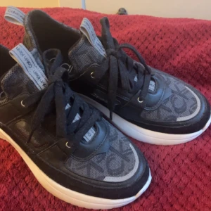 Calvin Klein skor - Säljer de för de har aldrig kommit till användning för mig tyvärr🫶🏼de är lite varmare på insidan