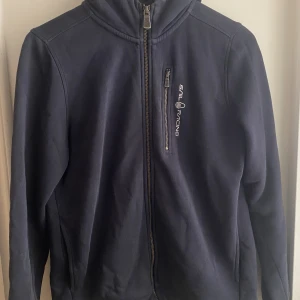 Mörkblå sail racing kofta - Säljer min mörkblåa sail racing kofta som endast är använd några gånger, är i nyskick.