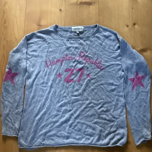 Tröja  - Jag säljer denna tröja som är i fint skick, har får begagnad men jag själv har inte haft den många gånger. ❤️🌸