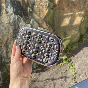 Necessär  - Snygg necessär/plånbok med nitar, köpt secondhand, små defekter inombords🤍