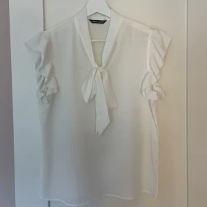 Vit blus🤍 - Fin vit blus som knappt är använd 🤍rosetten knyter man själv, den är lite genomskinlig 