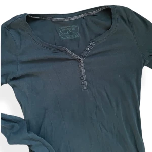 Vintage tröja - Så fin vintage tröja med knappar💚 den är i storlek L men jag som har xs har kunnat använda den som oversized tröja🥰