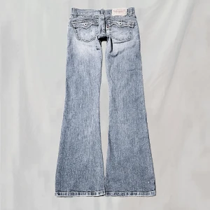 Lågmidjade jeans - Midja:77 innerben:79 Uppskattar till XS/S. Sitter rätt rakt, går ut lite längst ner.Vet ej hurvida de är äkta levis, snygga oavsett. En del nötningar är design, några tillkommit av ålder ex linning, fickor, fotändar. Lite urtvättade. Överlag bra skick!🤍