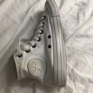 Converse - Intressekoll på mina älskade converse. Super fina vita i storlek 37.5. Säljer då dem inte kommer till användning🩷