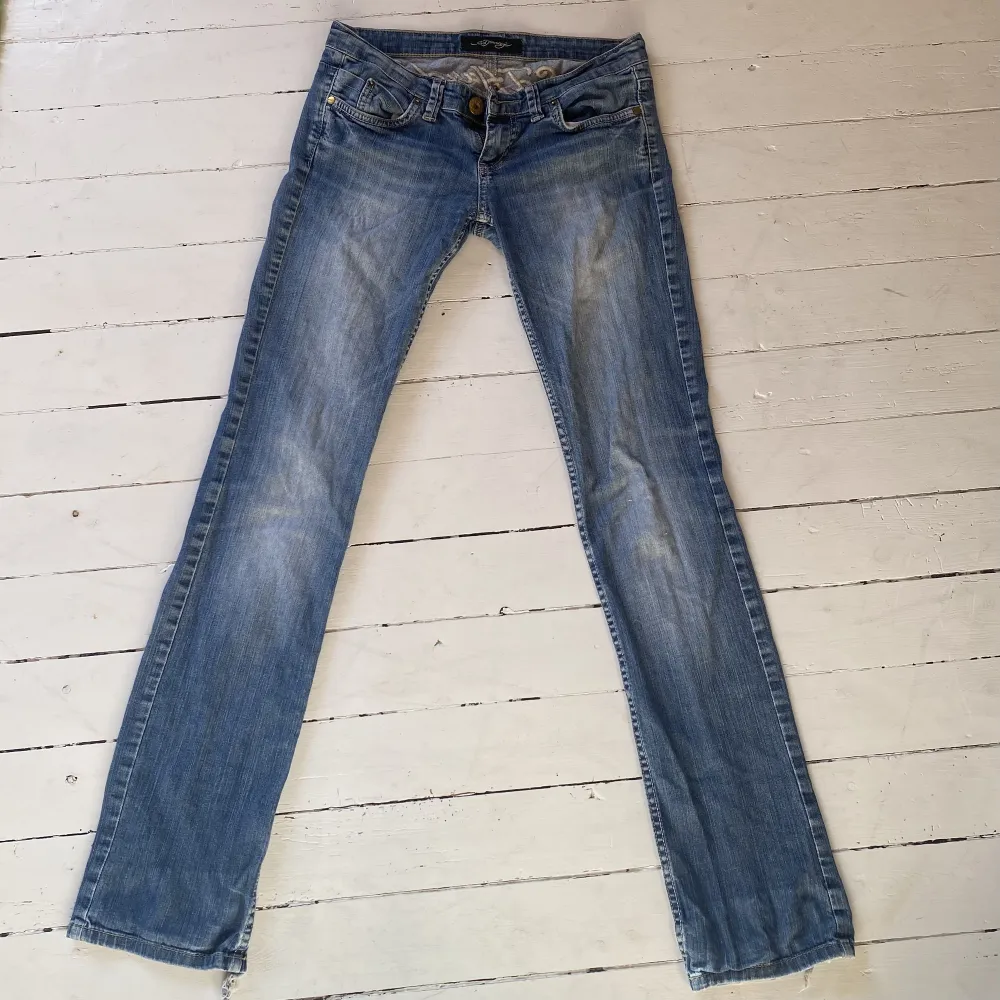 Ett par supersnygga lowwaist ed hardy jeans med coola bakfickor! 💋 Modellen är någonstans mellan rak / bootcut och tecken på användning finns därav priset 🫶 Dm för fler bilder / övriga frågor 💓Höft (går ej över midja): 41 cm Innerben: 83. Jeans & Byxor.