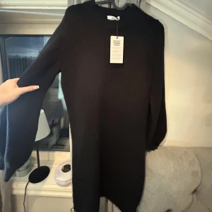 Stickad klänning S - Stickad klänning helt oanvänd prislappen sitter kvar!!! Köptes för runt 500 kr storlek xs-S 