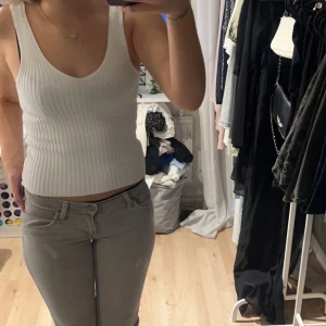 vitt stickat linne - Vitt stickat linne från brandy melville i storlek one size, skulle säga att den passar mellan xs-s kanske till och med M då ”tyget” är stretchigt