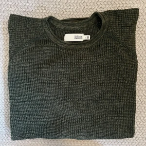 Tröja - Fin tröja, sparsamt använd.