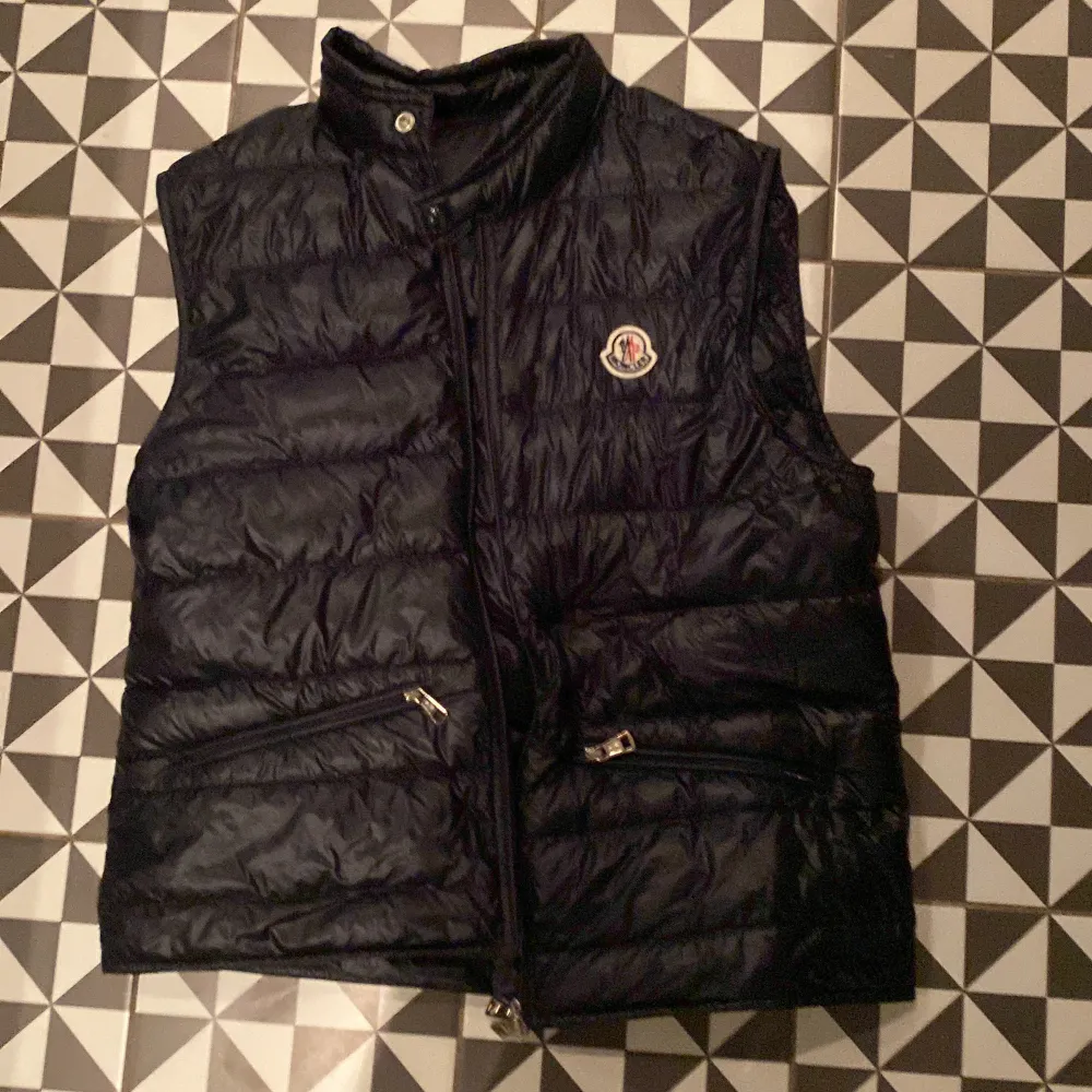 Tvär fett moncler gui vest säljer för att den är för liten för mig, har ett litet slitage på ryggen men annars perfekt. Köpt på nk har tappat bort kvittot men har bevis på att den faktiskt är äkta. Kan även byta mot en i storlek 2. Jackor.