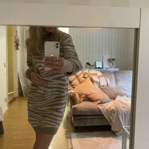 Klänning  - En stickad klänning från object, hur mysig som helst och fin i beiget zebra mönster, super skön och sticks inte utan bara väldigt mysig🤎