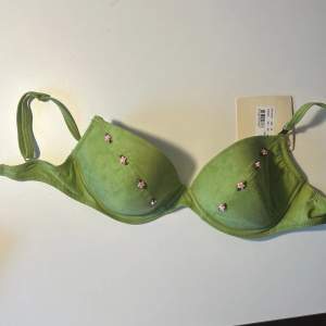 Grön bikiniöverdel från Change. Aldrig använd. Originalpris 500 kr