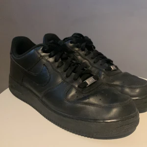 Air force 1:s Black - Ganska bra skick då jag inte har använt dem så mycket. (Creasskydd som sitter i ingår)