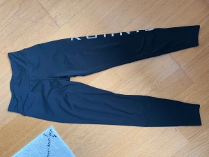 Svarta träningstights  - Svarta träningstights från röhnisch i storlek Xs. Bra skick 