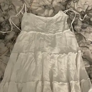 Säljer denna vita klänningen med knyt band i stl S använt 1 gång 😻🤩