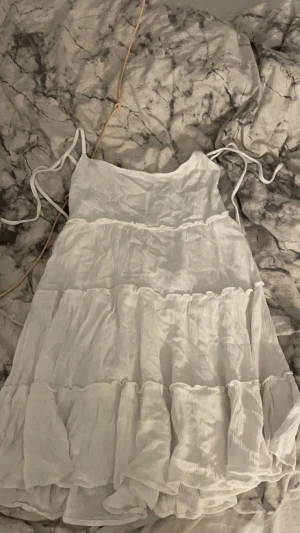 Vit klänning med knyt band ❤️❤️ - Säljer denna vita klänningen med knyt band i stl S använt 1 gång 😻🤩