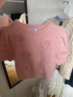 säljer fin tröja - använd 1/2ggr sälj då den inte kmr t användning! Ny köp: ~1000kr Säljs för: 400kr