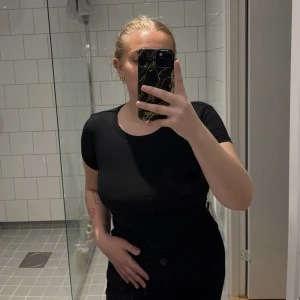 Svart tshirt  - Helt vanlig svart tshirt. Knappt använd. Står storlek xs men passar mig som har S/M. Fint skick🌟 Katt finns i hemmet <3 