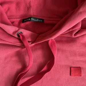 Acne studios hoodie - Fin knappt använd hoodie, säljer då röd inte funkar med min hudton 