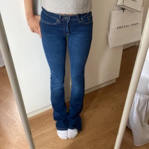 Mörkblå jeans  - Säljer dessa super fina jeansen som jag köpte på Zalando. De är använda ca 2 ggr. Storlek 34. Pris kan diskuteras💕