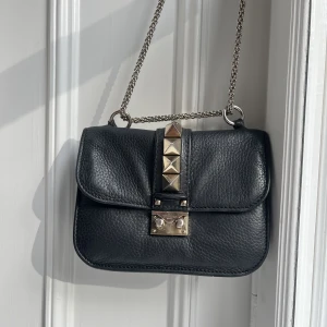 Valentino väska Glam Lock Leather crossbody bag - Valentino väska i mycket fint skick.   