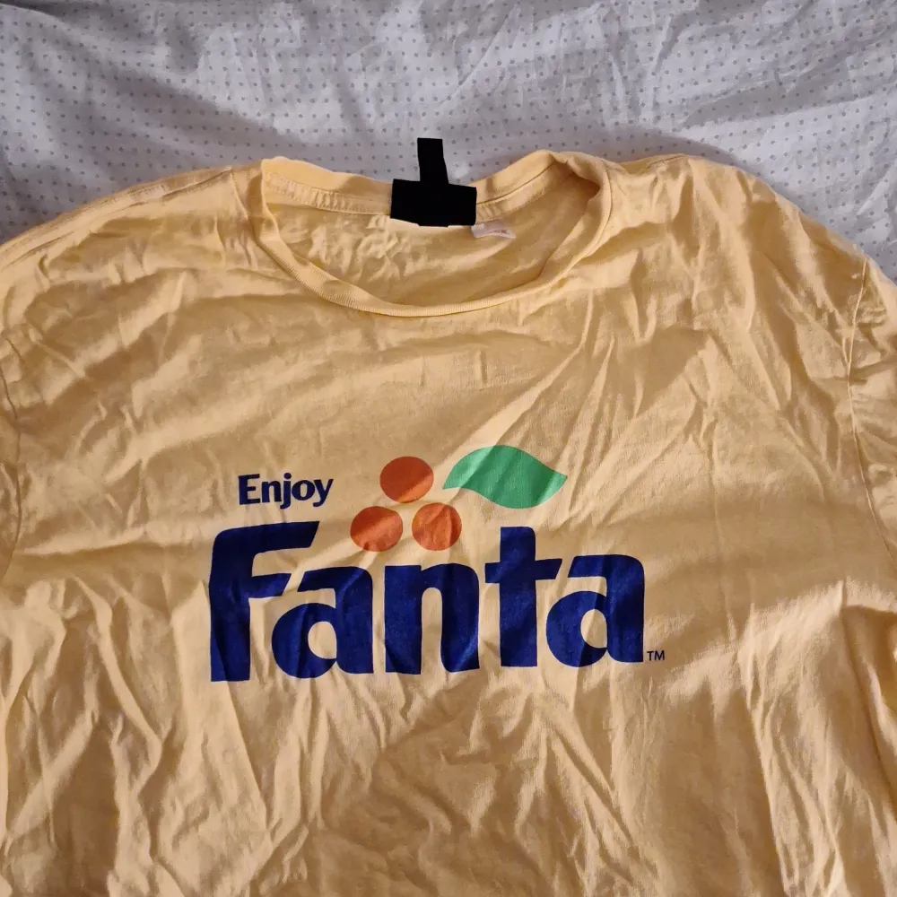 Fanta tröja från HM i storleken M, regurlar fit. Hör av er vid funderingqr 😊. T-shirts.