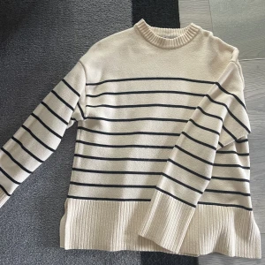Stickad tröja  - Är från zara, knappt använd.