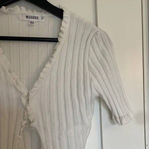 Vit ribbad sommartopp🌸 - Jättesöt vit kofta/topp från Missguided som går att knäppa hela vägen💕 Använd ett fåtal gånger!