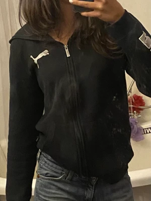 Puma zip-up hoodie - Jättesöt puma hoodie i storlek xs. Säljer för billigt för den har några några små hål men annars i bra skick. skriv gärna ett medelande om du har frågor/vill ha fler bilder🫶🏽