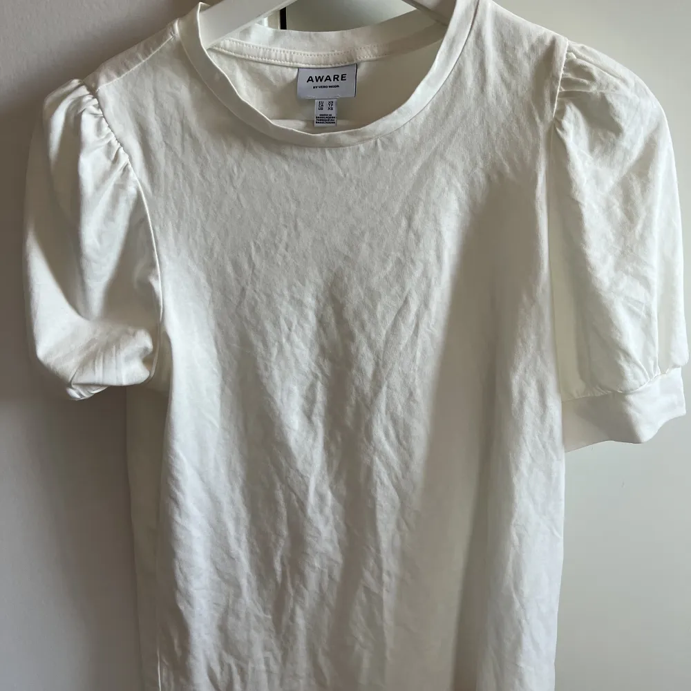 Säljer denna super söta tröjan ifrån Vero Moda🤍🤍aldrig använd, köparen står för frakten🤍🤍. T-shirts.