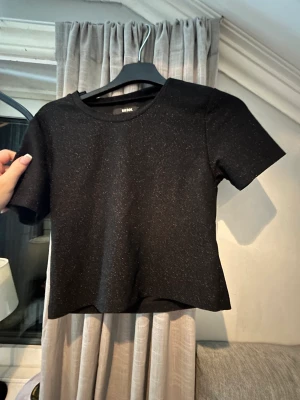 Glittrig T-shirt S - Storlek S T-shirt som är glittrig aldrig använt Bra kvalite