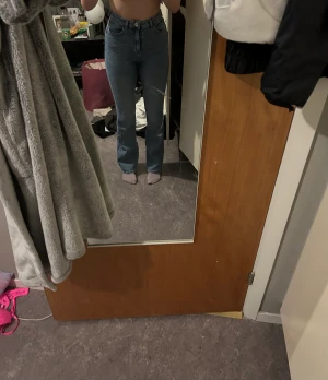 Utsvängda jeans - Jag är 164cm och väger ca 60kg. Kan hämtas i sundsvall eller fraktas mot fraktkostnad!